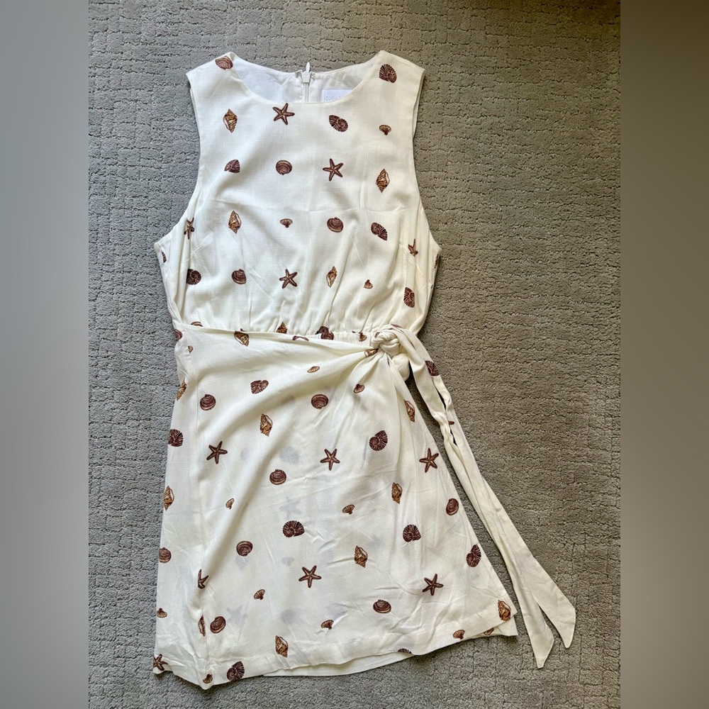 NWOT Sugarlips Size Large Sleeveless Cream Tie-Waist Shell Print Dress.